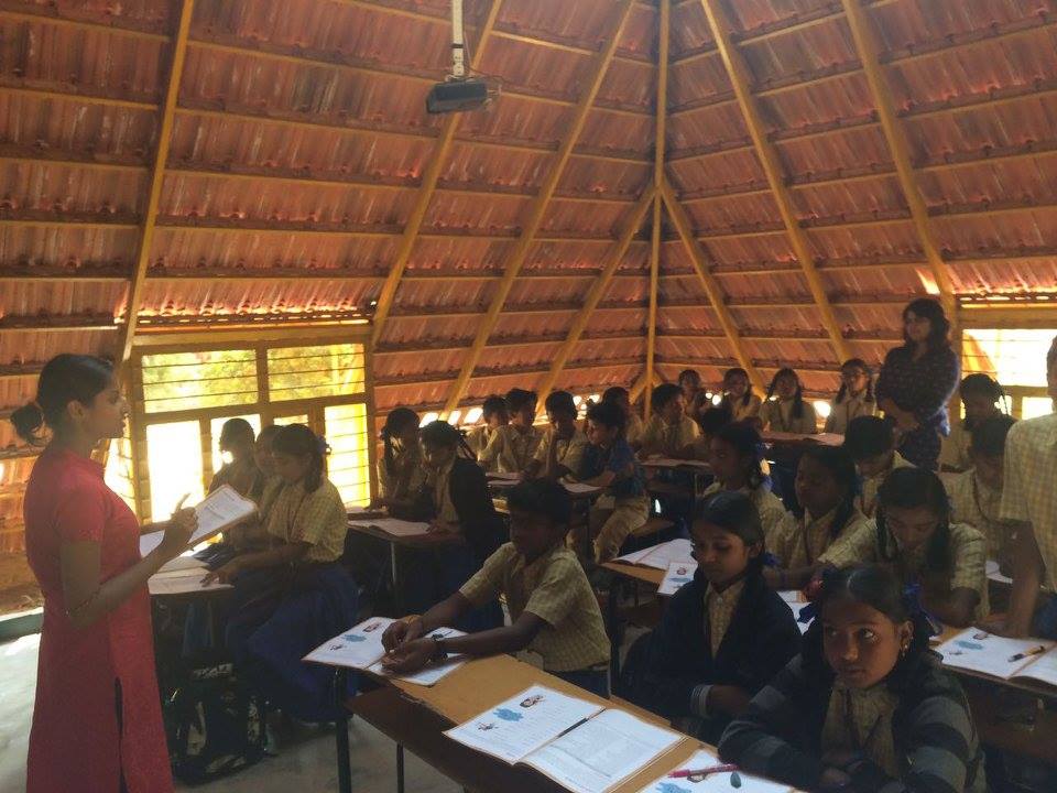 Paranga Vidya Kendra - Jaishree teaching the class